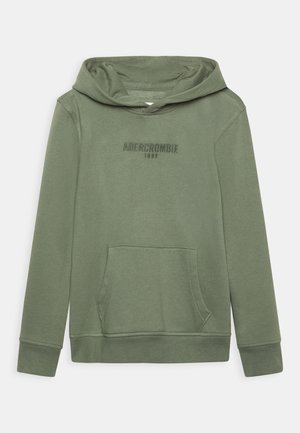 Sudadera con capucha de color verde oliva en tela suave, con un bolsillo delantero, puños acanalados y capucha con cordón. Logo "Abercrombie 1892" en el pecho.