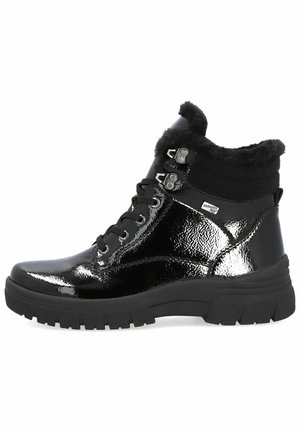 Bottines en cuir verni noir avec un col en fausse fourrure, bout rond, semelle en caoutchouc robuste, accents en métal et design à lacets.