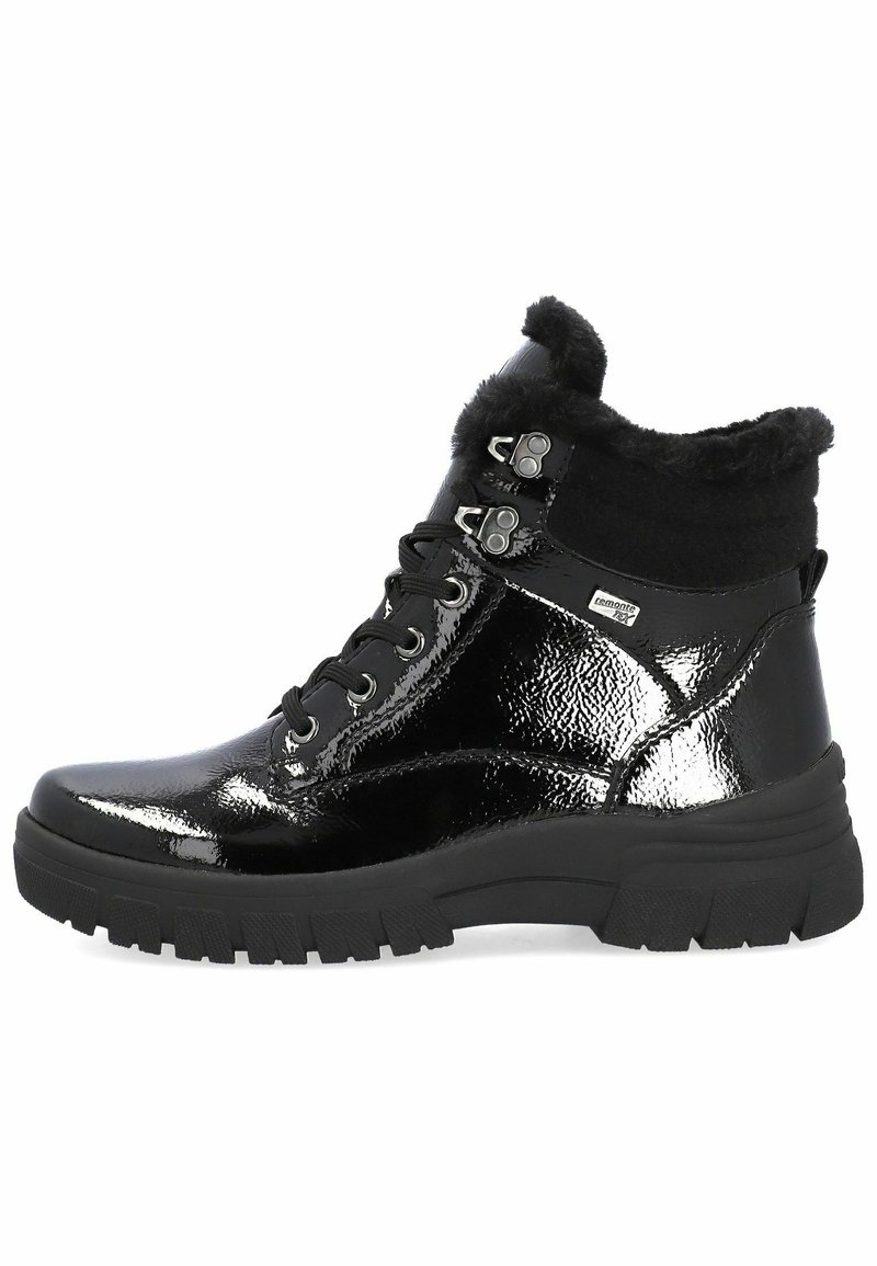 Botas de tobillo de charol negro con cuello de piel sintética, punta redonda, suela de goma resistente, detalles metálicos y diseño de cordones.