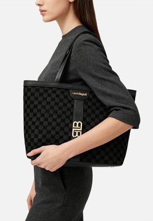 Borsa tote nera con trama intrecciata, design elegante e dettagli in metallo dorato con nome del marchio. Manici in pelle nera completano il look.