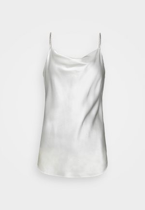 Haut camisole blanc soyeux avec un col drapé et des bretelles fines ornées de petits accents, créant une silhouette lisse et fluide.