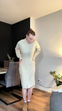 Neulottu beige mekko, jossa korkea kaulus, pitkät hihat ja kietaisumalli. Mekossa on ribbineulospinta ja vartalonmyötäinen siluetti. Yhdistetty ruskeisiin saappaisiin.