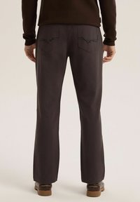 Ciemnoszare spodnie d�żinsowe o prostym kroju, z dwoma tylnymi kieszeniami ozdobionymi subtelnym przeszyciem w kształcie fali i luźnym fasonem.