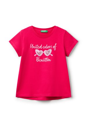 Fuchsiové růžové tričko s krátkým rukávem vyrobené z bavlny, které má grafický potisk brýlí ve tvaru srdce a text "United colors of Benetton."