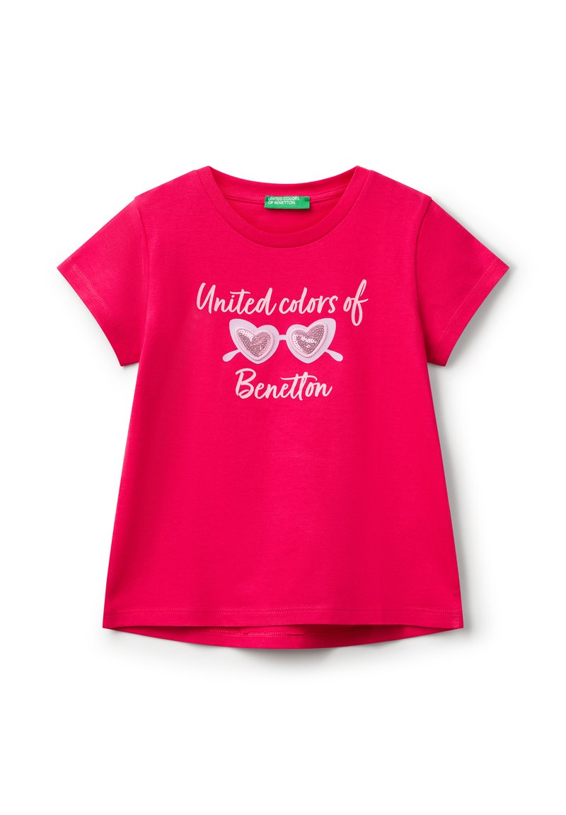Fuchsiové růžové tričko s krátkým rukávem vyrobené z bavlny, které má grafický potisk brýlí ve tvaru srdce a text "United colors of Benetton."