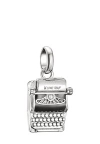 Charm in Silberoptik in Form einer Schreibmaschine mit detaillierten Tasten, einem Diamantakzent und dem Wort "WEDNESDAY" oben. Glänzende Oberfläche und dreidimensionales Design.