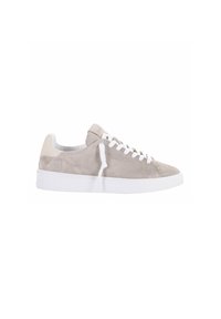 Sneaker beige in suede con suola in gomma bianca, design con lacci e dettagli di cucitura minimi. Accenti di beige chiaro sul tallone.