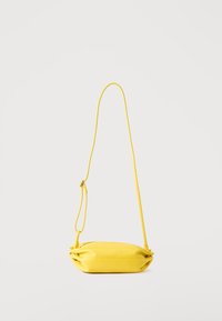 Неизбран, yellow