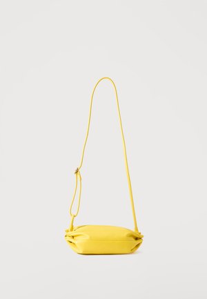 Sac bandoulière jaune avec sangle fine réglable, structure souple et fermeture éclair, présenté sur un fond clair uni.