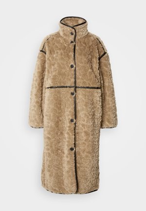 Palton faux-fur bej cu o suprafață texturată, guler înalt, detalii negre și nasturi frontali. Dispune de mâneci lungi și o croială lejeră.