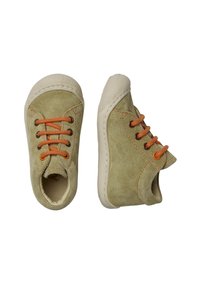 Scarpe in suede verde con suole in gomma di colore chiaro, lacci arancioni e cuciture visibili. Presentano una punta arrotondata e un design con tallone aperto.