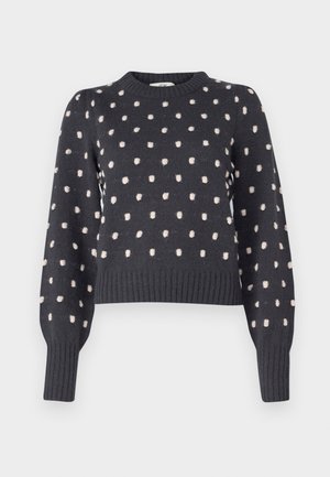 Tummanharmaa neulepaita, jossa on pyöreä pääntie. Paidassa on tekstuuri, jossa on vaaleanpunaisia pisteitä, sekä joustinhihansuut ja -helma.