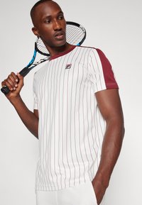 Fila STRIPES JASCHA - Αθλητικό μπλουζάκι - white alyssum/cabernet