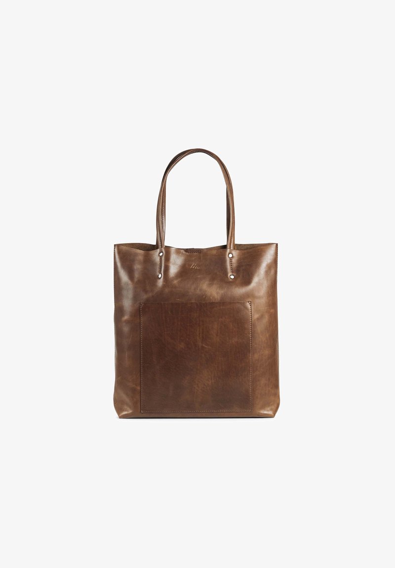 Borsa a spalla in pelle marrone con due manici superiori, una grande tasca frontale, texture liscia e design minimalista. Presenta dettagli di cucitura visibili.