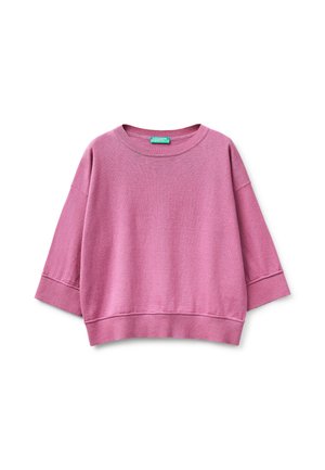 Różowa oversize bluza z opuszczonymi ramionami, prążkowanym, okrągłym dekoltem, mankietami i dołem, prezentowana na białym tle.