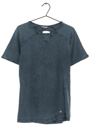 Dunkelgraues kurzärmeliges T-Shirt mit Rundhalsausschnitt und einem dezenten strukturierten Muster, aufgehängt an einem schwarzen Kleiderbügel vor weißem Hintergrund.