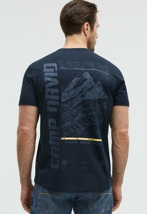Camp David, CAMP DAVID T-SHIRT RELAXED FIT MIT BACKPRINT - Print T-shirt - faded navy