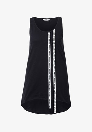 Schwarzes Tanktop mit rundem Ausschnitt, längerer Rückenschneide und zwei vertikalen weißen Streifen, auf denen das Wort "ANGEL" mehrfach wiederholt ist.