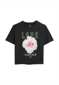 Zwarte katoenen crop t-shirt met een grote roze roos grafiek met groene accenten en de tekst "LOVE FOREVER 1996" in witte blokletters.