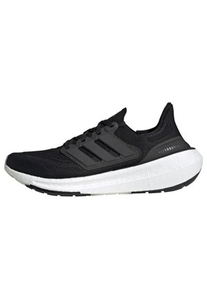 Schwarzer Adidas Ultraboost Laufschuh mit weißer gepolsterter Sohle und drei schwarzen Seitenstreifen, dargestellt im linken Seitenprofil.