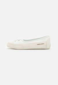 Ballerines en cuir blanc avec un bout rond, ornées de lacets décoratifs et d'un nom de marque embossé en or sur le côté. Profile bas.