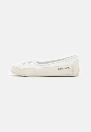 Witte leren ballet flats met een ronde neus, voorzien van decoratieve veters en een in goud ingezegend merkteken aan de zijkant. Laag profiel.