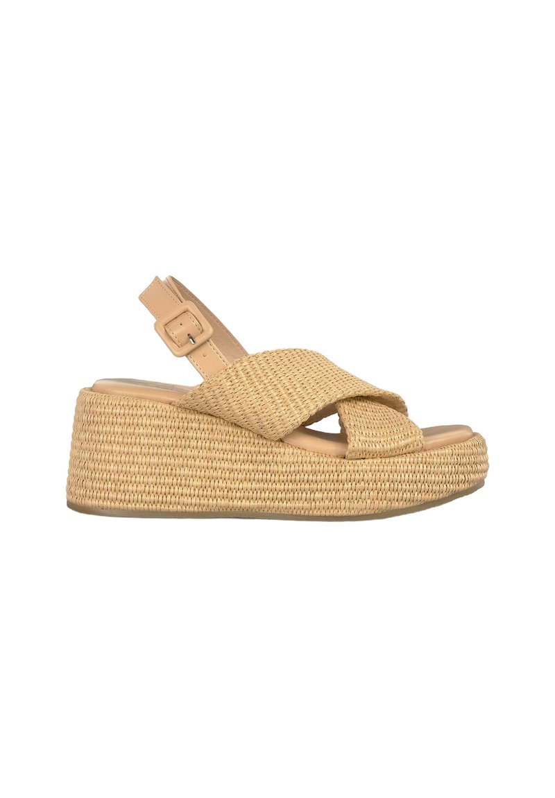 Sandalo a zeppa con tomaia in fibra naturale intrecciata, punta chiusa, design incrociato e cinturino alla caviglia regolabile in color nocciola. Suola leggera e texture.