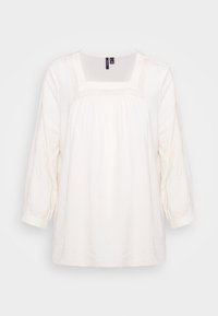 Weißes Langarm-Bluse mit quadratischem Ausschnitt, gerafftem Stoff an der Brust und strukturierten Details entlang des Ausschnitts und der Ärmel.