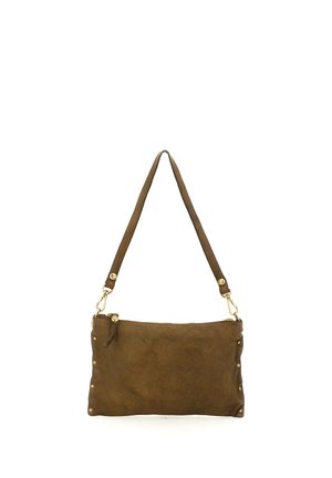 Borsa rettangolare marrone con borchie dorate sui lati, una tracolla lunga e una chiusura con cerniera sulla parte superiore.