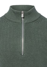Sweter z wysokim kołnierzem w ciemnozielonym kolorze, z metalowym zamkiem błyskawicznym i teksturowanym wzorem ściągaczem dla dodatkowych detali i zainteresowania wizualnego.