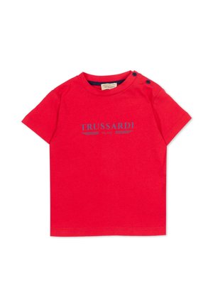 Maglietta rossa per bambino con maniche corte, due bottoni a pressione sulla spalla e logo blu "TRUSSARDI MILANO" sul petto.