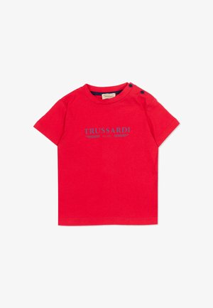 Czerwona koszulka dla malucha z krótkimi rękawami, dwoma zatrzaskami na ramieniu i niebieskim logo "TRUSSARDI MILANO" na piersi.