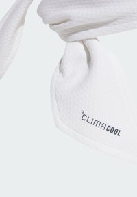 Biały szalik ClimaCool wykonany z teksturowanej tkaniny; ma kształt trójkąta z logo nadrukowanym ciemnoszarym kolorem. Miękki i lekki.
