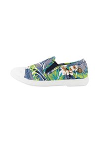 Zapatilla de lona tipo slip-on con un patrón de follaje tropical en verde y azul, con una suela de goma blanca y tapa del dedo del pie, y un panel lateral elástico en azul marino.