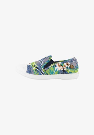 Chaussure en toile à enfiler arborant un motif de feuillage tropical en vert et bleu, avec une semelle et un capuchon de orteil en caoutchouc blanc, ainsi qu'un panneau latéral élastique bleu marine.