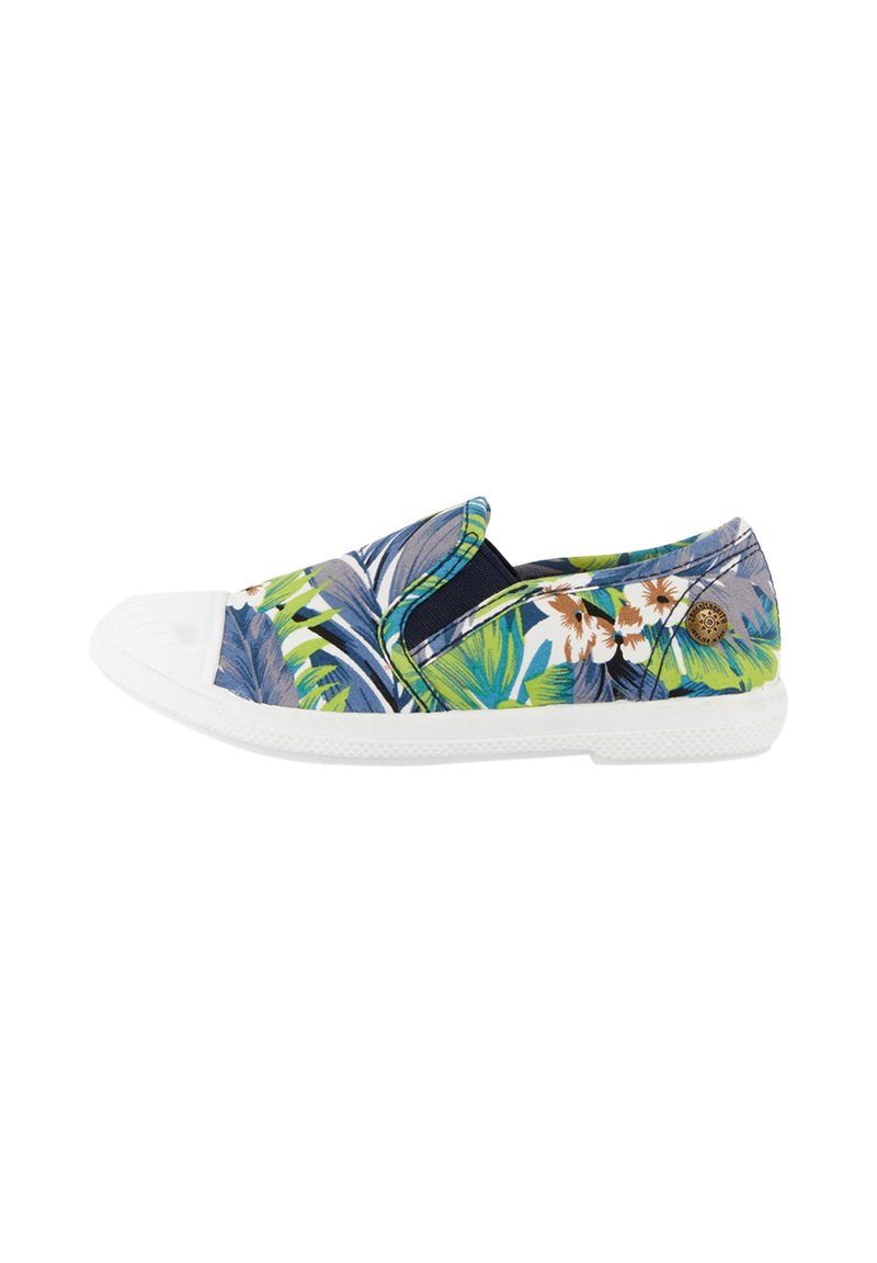 Zapatilla de lona tipo slip-on con un patrón de follaje tropical en verde y azul, con una suela de goma blanca y tapa del dedo del pie, y un panel lateral elástico en azul marino.