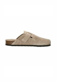 Beige suede instappers met een kurken tussenzool en rubberen zool, voorzien van een brede verstelbare band en een ronde neus.