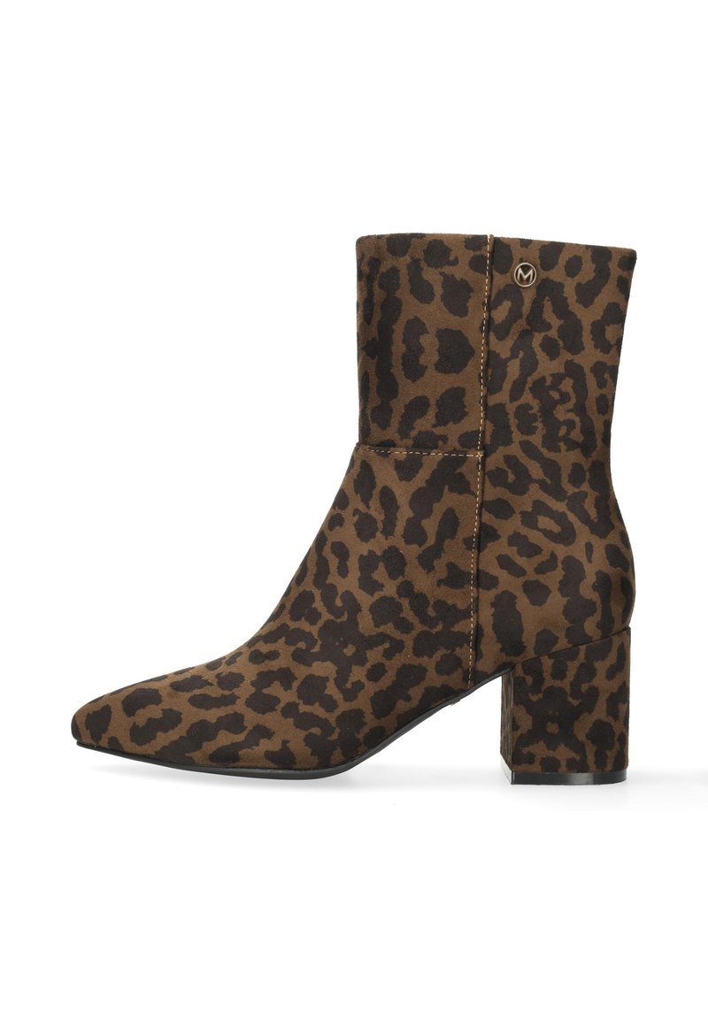 botín de ante marrón con estampado de leopardo, punta afilada, tacón grueso y detalle de costura, con un acento de logo cerca de la parte superior.