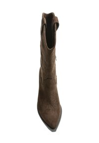Botas de vaquero de ante marrón con punta afilada, costuras decorativas y detalles recortados en el cuello. Cierre de cremallera en el costado.