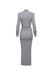 Hall grisade pikkade varrukatega kleit, mis on kohandatud silueti, külgedel volditud detailidega ja polo kraega, valmistatud pehmest ja venivast kangast.