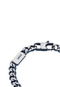 Bracciale in metallo con catena, caratterizzato da collegamenti intrecciati in argento e blu scuro, con chiusura rettangolare e dettaglio del logo incisa.