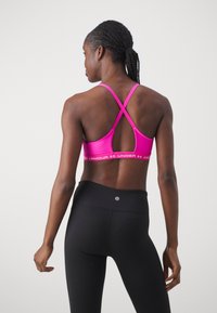 Under Armour CROSSBACK LOW - Lengvai krūtinę prilaikanti sportinė liemenėlė - rebel pink/white