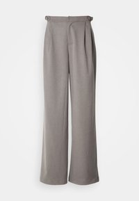 Pantalons larges gris clair en tissu tissé. Comprend des plis à la taille et des passants pour ceinture. Texture lisse et design à longueur complète.
