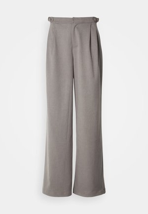 Pantalones de pierna ancha en un gris claro, confeccionados en tejido entrelazado. Cuentan con pliegues en la cintura y pasadores para cinturón. Tienen una textura suave y un diseño de longitud completa.