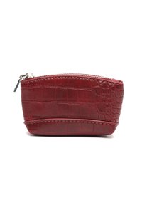 Piccolo astuccio rosso in pelle con zip, con texture a coccodrillo, mostrato chiuso su uno sfondo bianco.