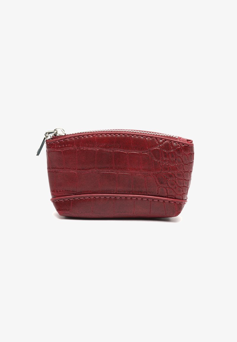 Piccolo astuccio rosso in pelle con zip, con texture a coccodrillo, mostrato chiuso su uno sfondo bianco.