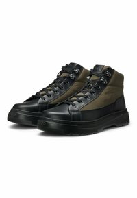Sneaker alta in pelle nera e tessuto oliva con suole texturizzate, dotate di occhielli metallici, lacci neri e colletto imbottito.