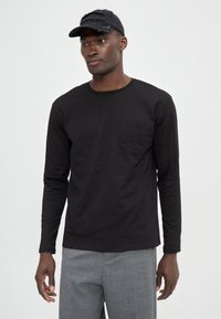 Essential Collective LONGSLEEVE SMALL POCKET ON CHEST - Μπλούζα με μακριά μανίκια - black