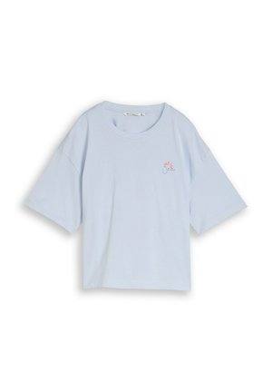 T-shirt bleu clair à manches courtes avec col rond et petit motif floral avec le texte "Sea" sur le côté gauche de la poitrine.