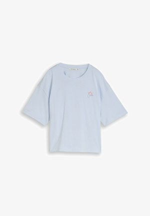 T-shirt bleu clair à manches courtes avec col rond et petit motif floral avec le texte "Sea" sur le côté gauche de la poitrine.